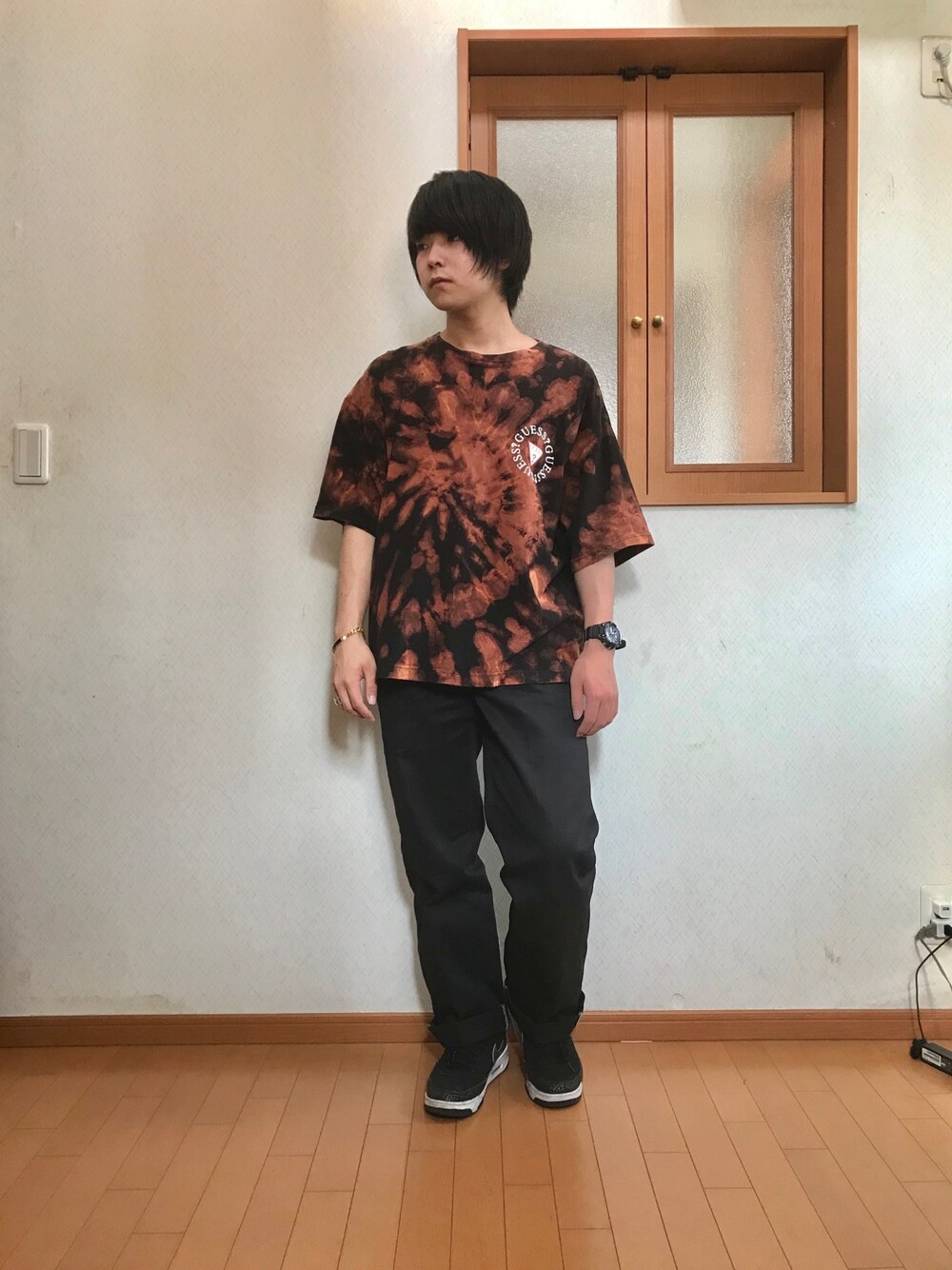 「春夏コーデ、タイダイ柄、リメイク、NIKE、ストリート、低身長、おしゃれさんと繋がりたい、オーバーサイズ、タイダイT、カジュアル」｜「FREAK'S STOREのWEB限定 Guess/ゲス 別注スーパービッグシルエット サークルロゴ 半袖 Tシャツ（Tシャツ/カットソー、ブラック系）」を使った、ガッシー《低身長》さん（メンズ・165cm）の夏コーディネートの1枚目の写真