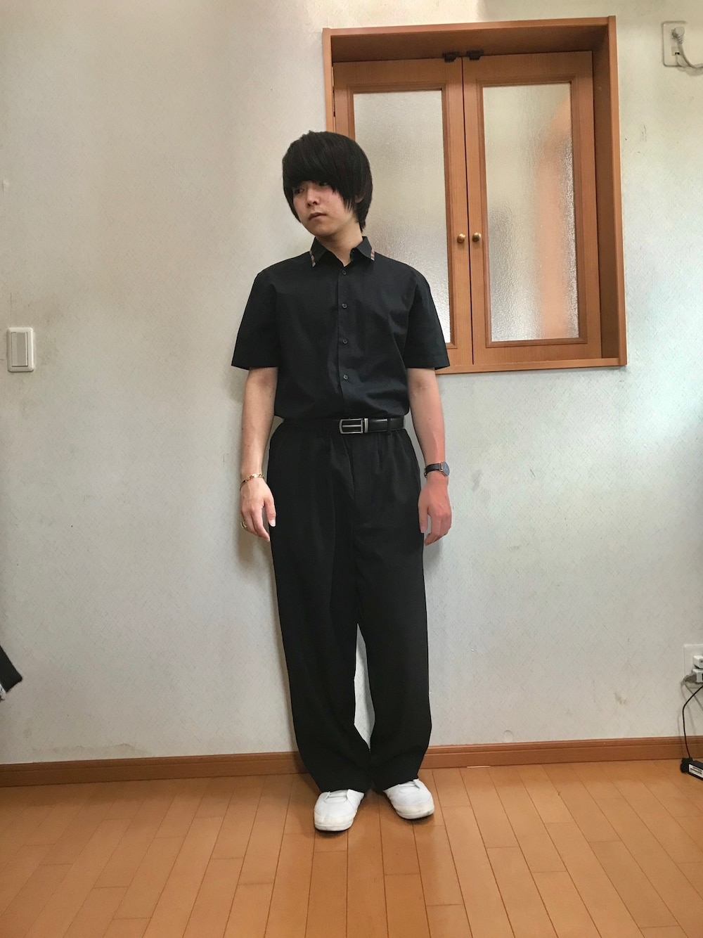 ブラック系のシャツ/ブラウス、ブラック系のパンツ、ホワイト系のスニーカーを着用したメンズの夏コーディネートの1枚目の写真