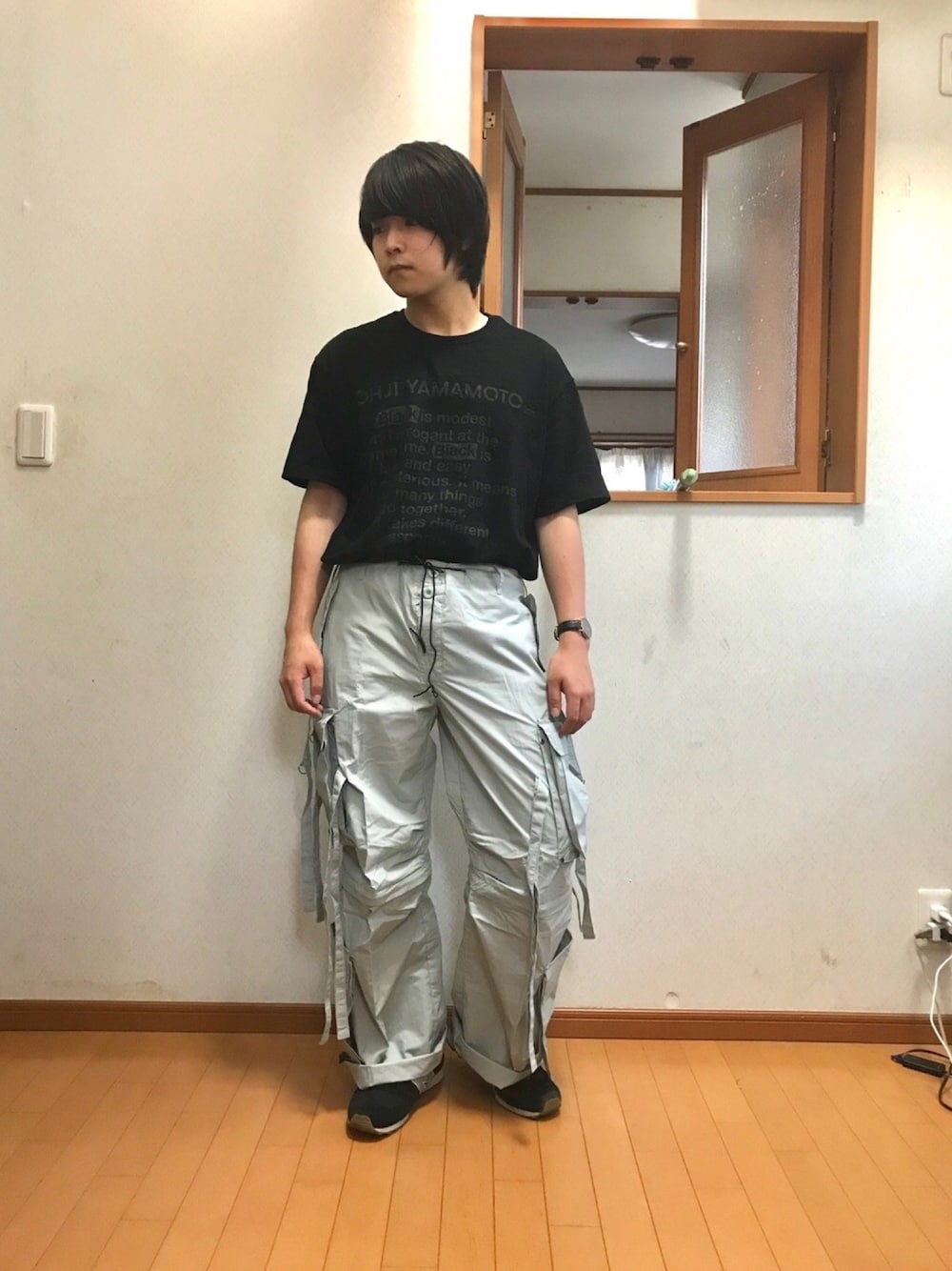 「春夏コーデ、低身長、カーゴパンツ、テクノパンツ、おしゃれさんと繋がりたい、オトナカジュアル、オーバーサイズ、カジュアルコーデ、なかむ、組長コーデ」｜「s'yteの20/CottonJersey「Black Is Modest」Message T-Shirt  ¥ 6,930（Tシャツ/カットソー、ブラック系）」を使った、ガッシー《低身長》さん（メンズ・165cm）の夏コーディネートの1枚目の写真