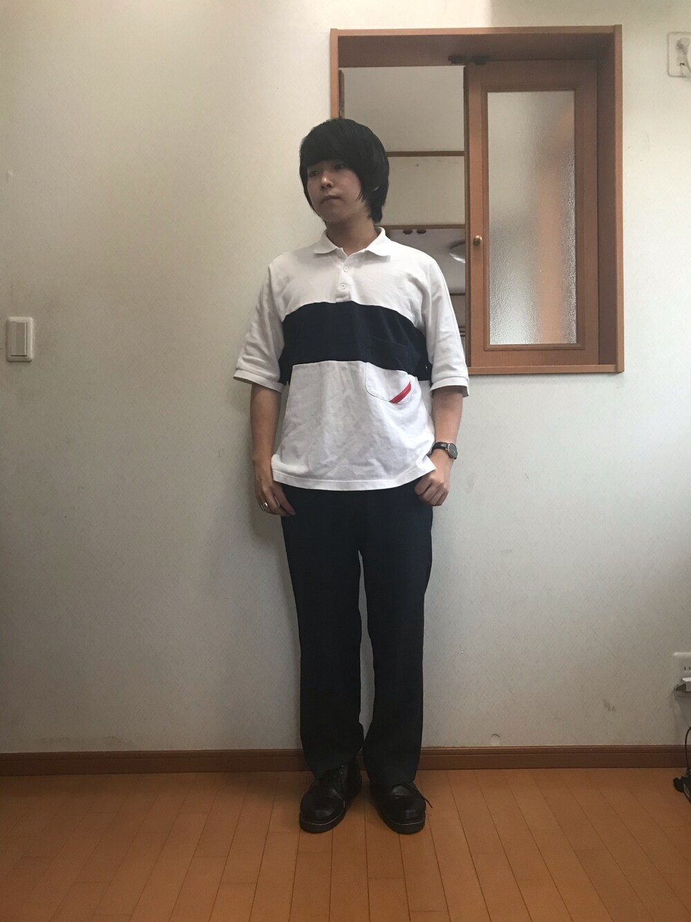 「春夏コーデ、低身長、夏コーデ、カジュアル、カジュアルコーデ、シンプル、スラックス、シンプルコーデ、ポロシャツ」｜「PHINGERINのPHINGERIN RUN POLO（ポロシャツ、ホワイト系）」を使った、ガッシー《低身長》さん（メンズ・165cm）の夏コーディネートの1枚目の写真