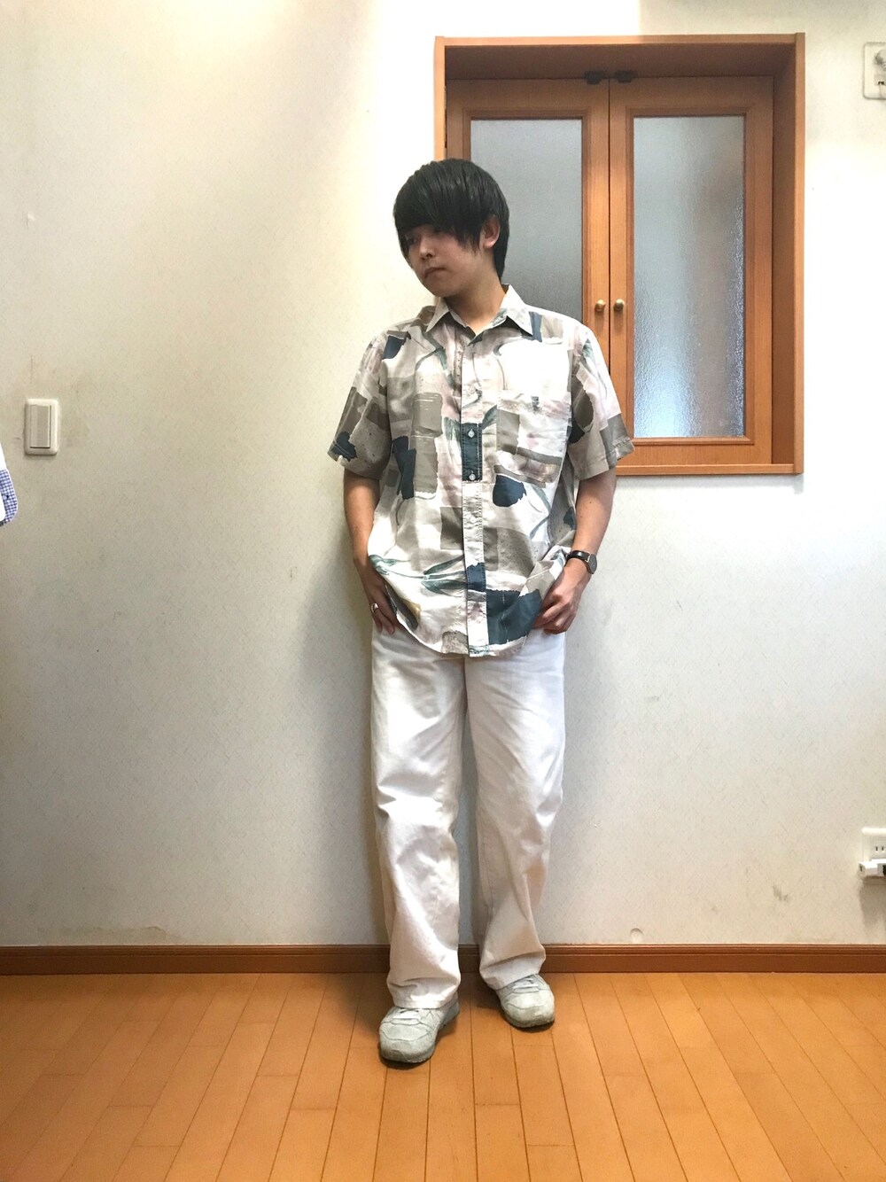 「春夏コーデ、低身長、低身長コーデ、カジュアル、柄シャツ、アロハシャツ、シンプル、シンプルコーデ、おしゃれさんと繋がりたい、オトナカジュアル」｜「silk shirtのアイテム（シャツ/ブラウス、ホワイト系）」を使った、ガッシー《低身長》さん（メンズ・165cm）の夏コーディネートの1枚目の写真