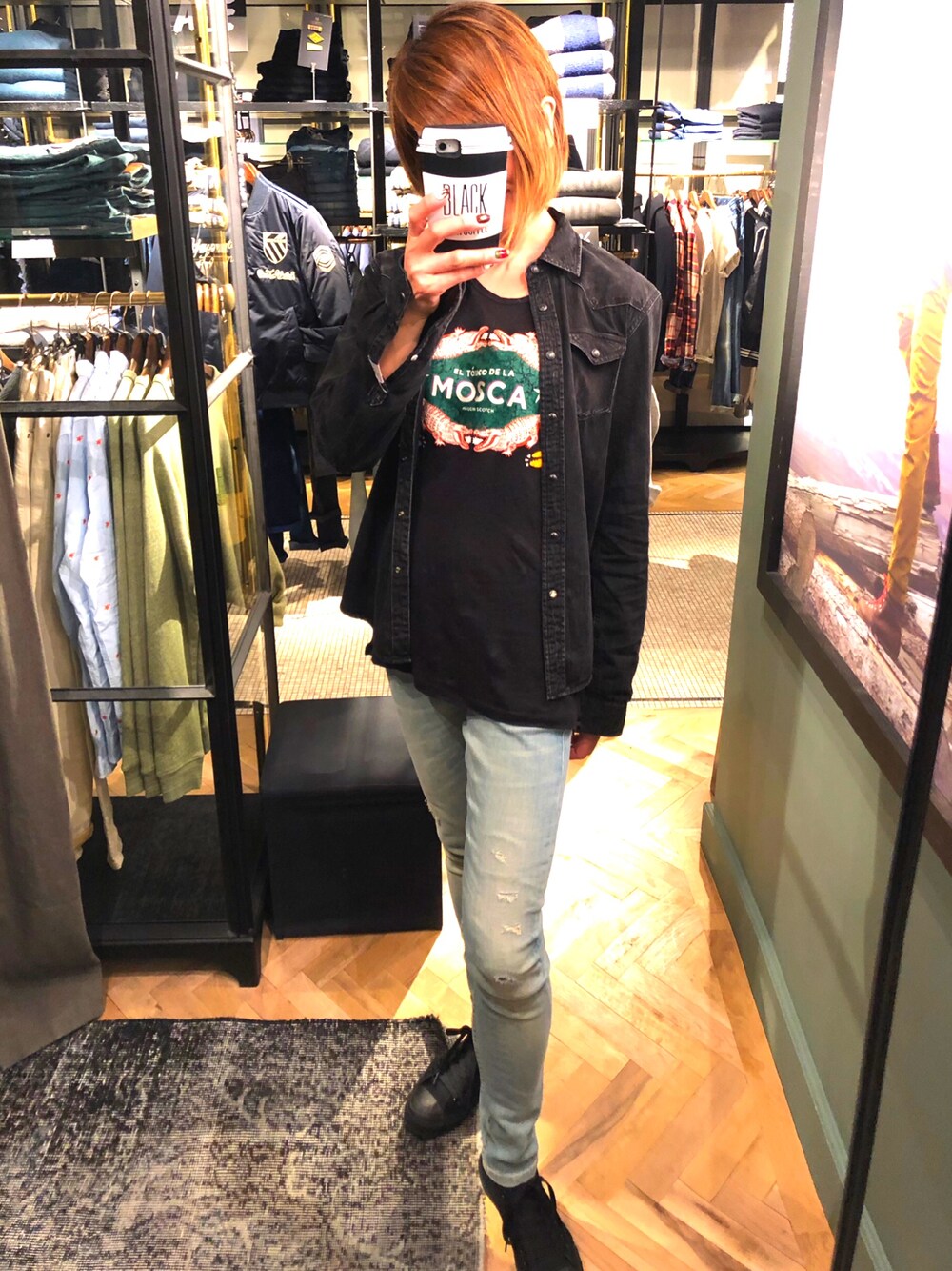「デニム、スコッチ＆ソーダ、maisonscotch、コンバース、デニムシャツ、カジュアルコーデ、ootd、black、スキニーデニム、denim」｜「SCOTCH & SODAのアイテム（シャツ/ブラウス、ブラック系）」を使った、Mさん（レディース・169cm）の冬コーディネートの1枚目の写真