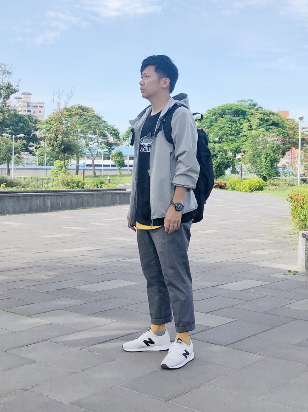 「ootdtw、UNIQLO、New Balance、NEWBALANCE、black、plain-me、WEARBOOKエントリー、Taiwan、men、streetstyle」｜「UNIQLOのアイテム（ジャケット/アウター、シルバー系）」を使った、zivyehさん（メンズ・165cm）の夏コーディネートの1枚目の写真