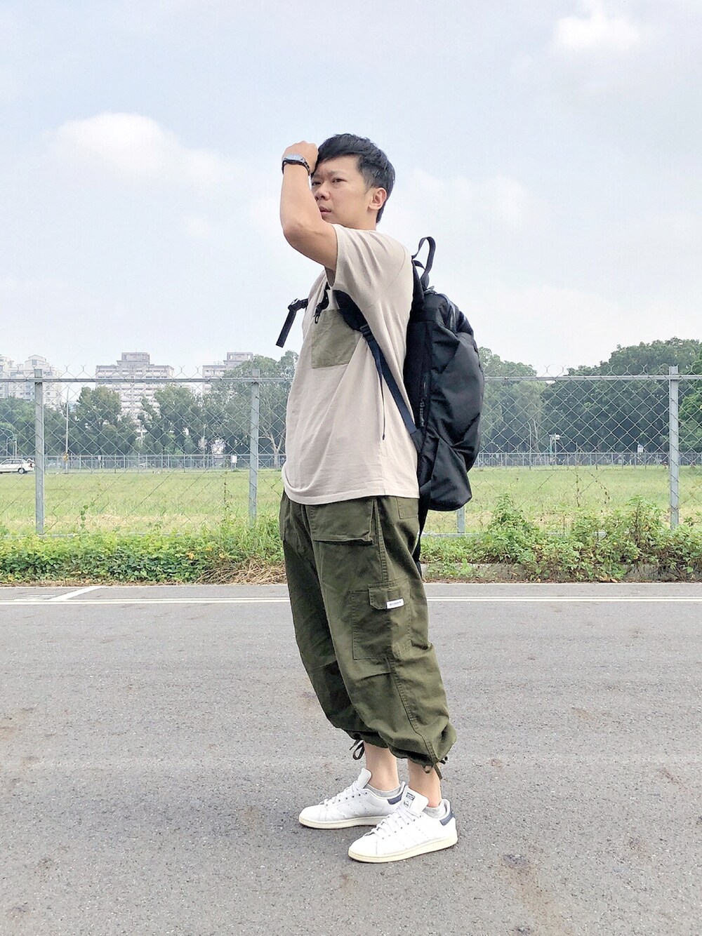 「men、ootd、ootdtw、Taiwan、adidas、adidas originals、outfit、outdoor、fashion」｜「no brandのアイテム（Tシャツ/カットソー、ベージュ系）」を使った、zivyehさん（メンズ・165cm）の秋コーディネートの1枚目の写真