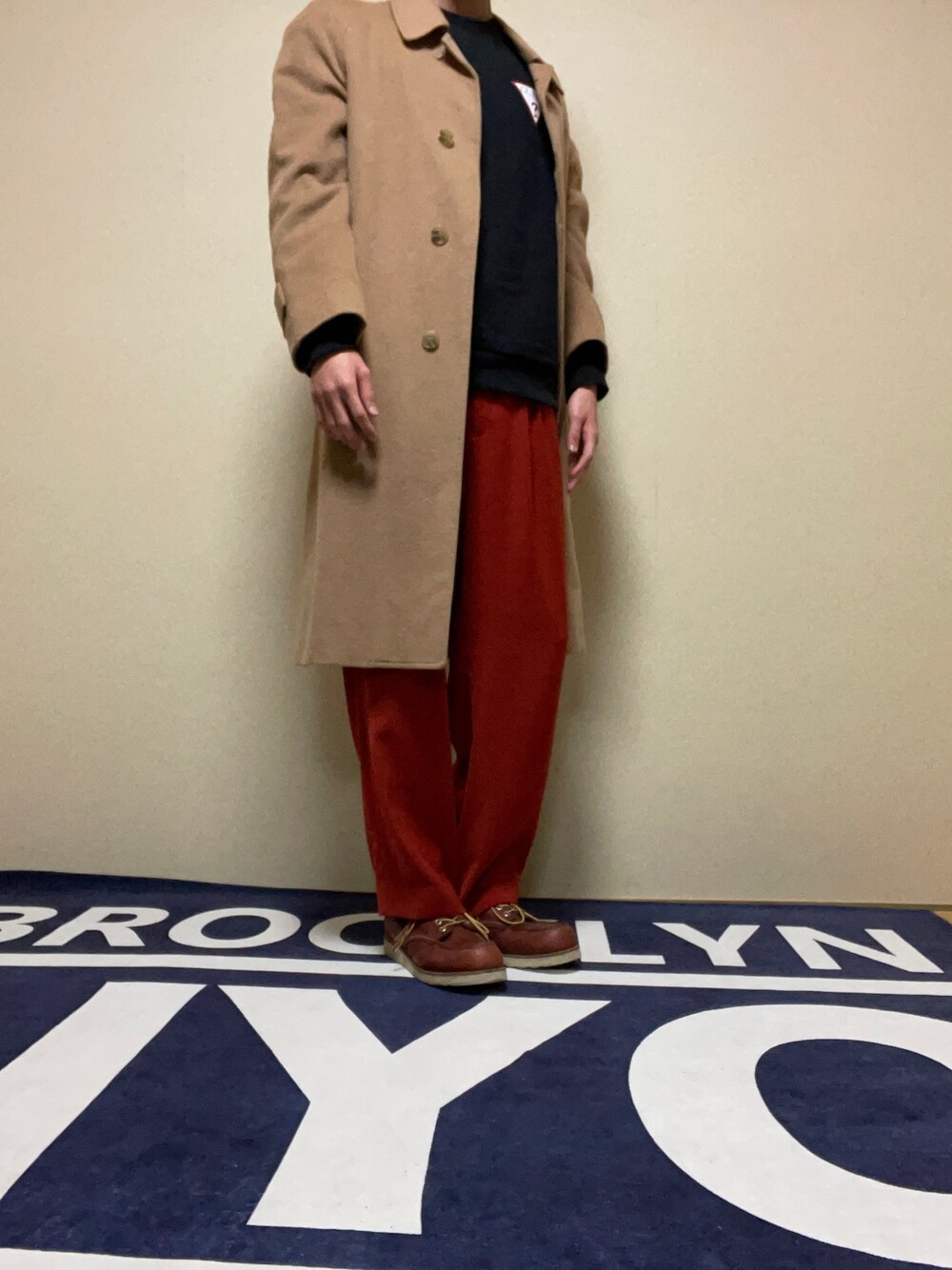 「私の推しブランド、おしゃれさんと繋がりたい、家コーデ、ゆるコーデ、キャメルコート、スラックスパンツ、HARE、HARE好き、HAREコーデ、HARE STYLE」｜「HAREのフレアスリムトラウザー(HARE)（その他パンツ、レッド系）」を使った、mocha0205さん（メンズ・178cm）の冬コーディネートの1枚目の写真