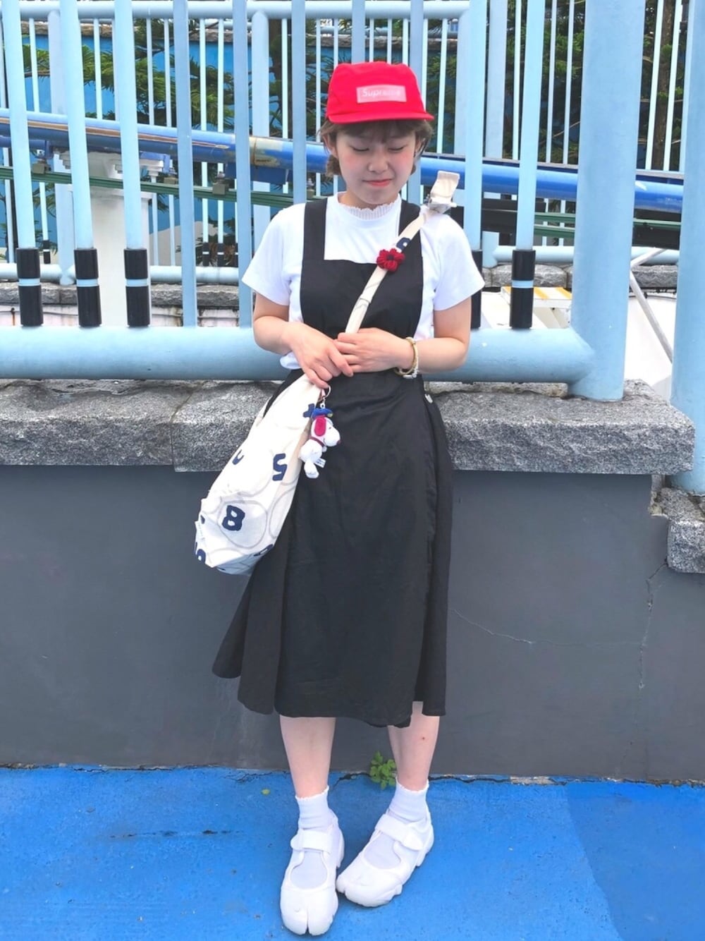 「夏コーデ、低身長、白、今日のコーデ、今日の服、オトナカジュアル」｜「la favolaのアイテム（ジャンパースカート、ブラック系）」を使った、スリさん（レディース・150cm）の春コーディネートの1枚目の写真