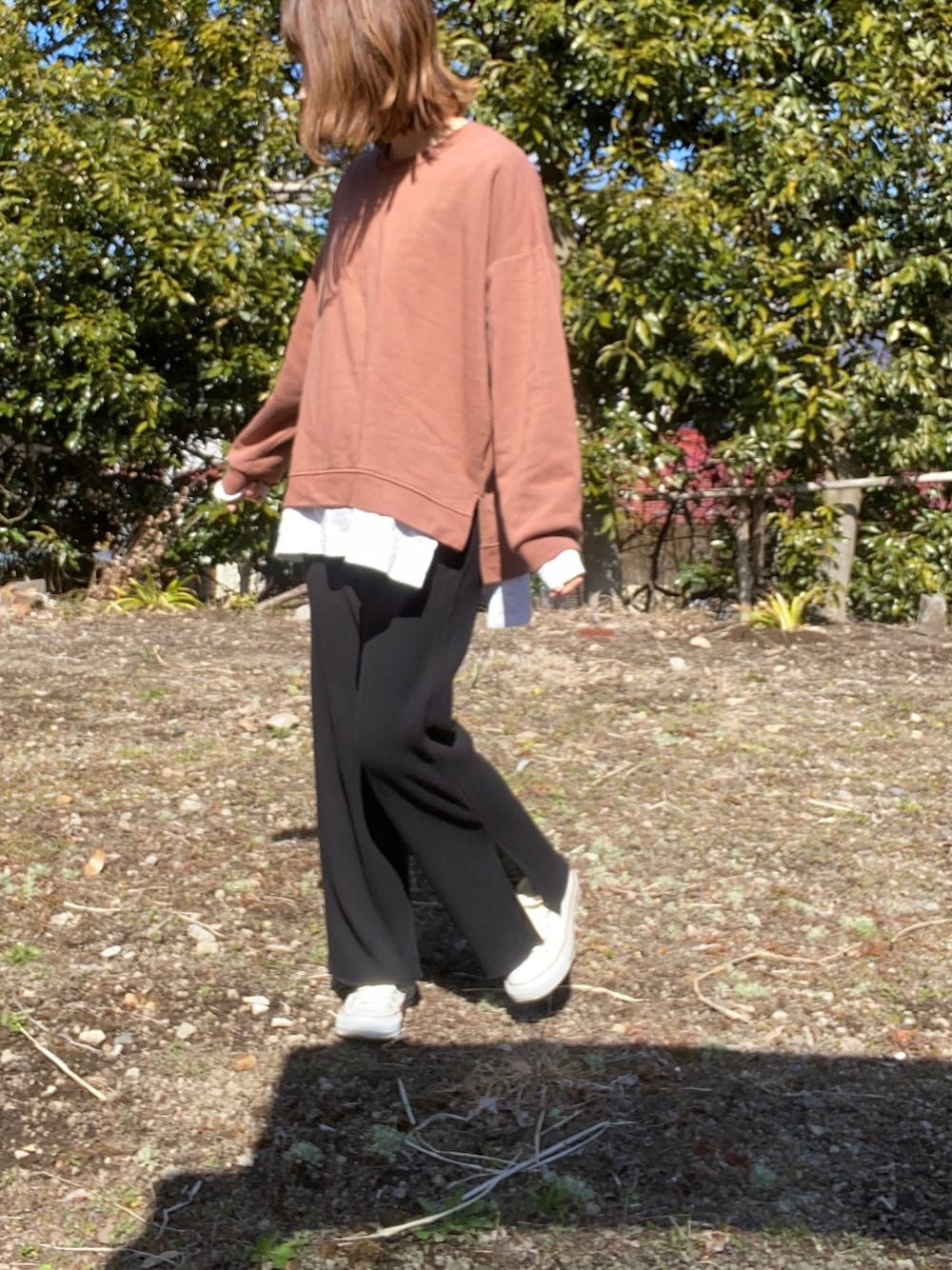 「夢展望のフェイクレイヤードスウェットトップス（スウェット、ブラウン系）」を使った、さ〜こさん（レディース・156cm）の春コーディネートの1枚目の写真