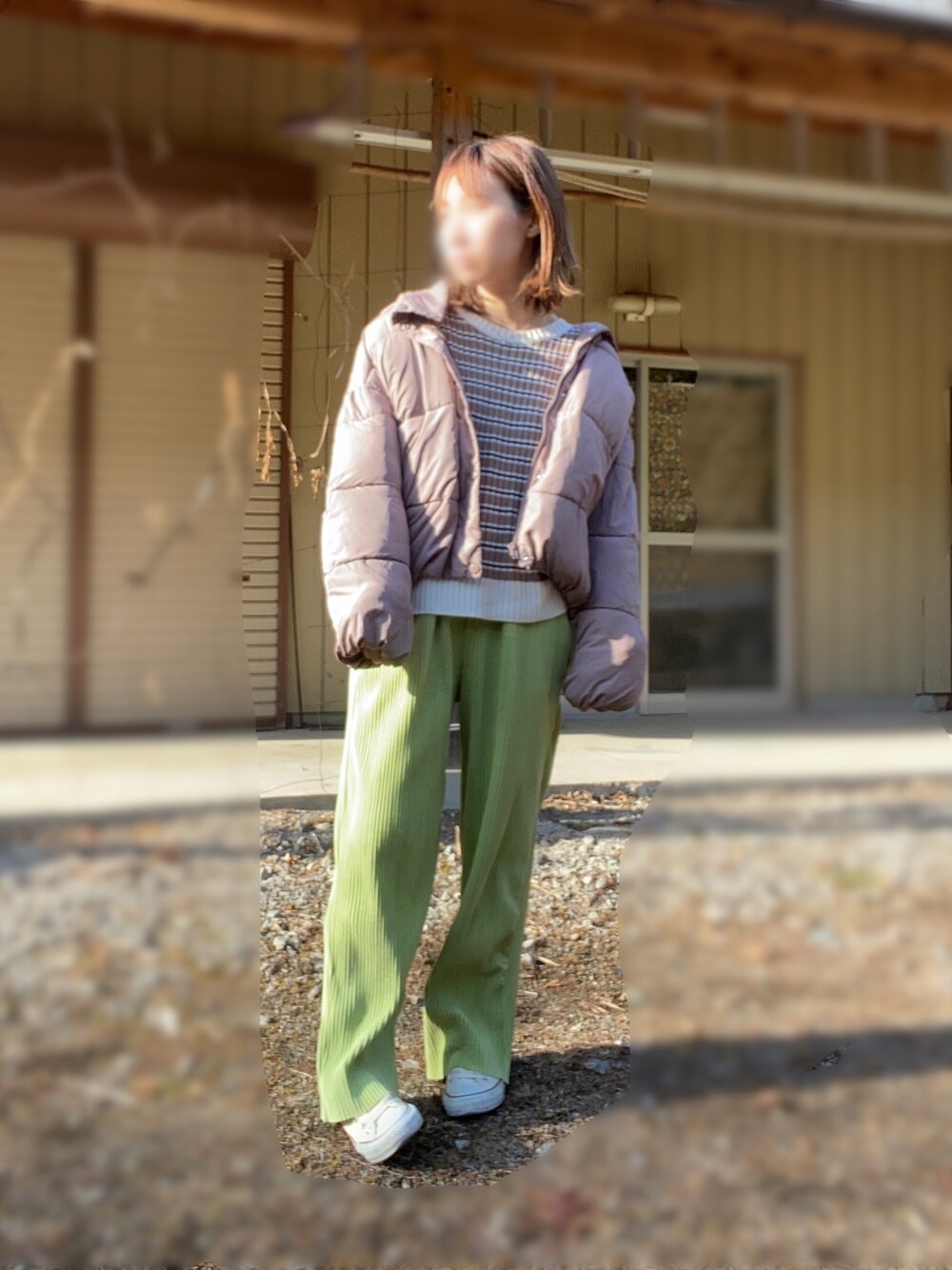 ブラウン系のダウンジャケット/コート、ブラウン系のニット/セーターを着用したレディースの冬コーディネートの1枚目の写真