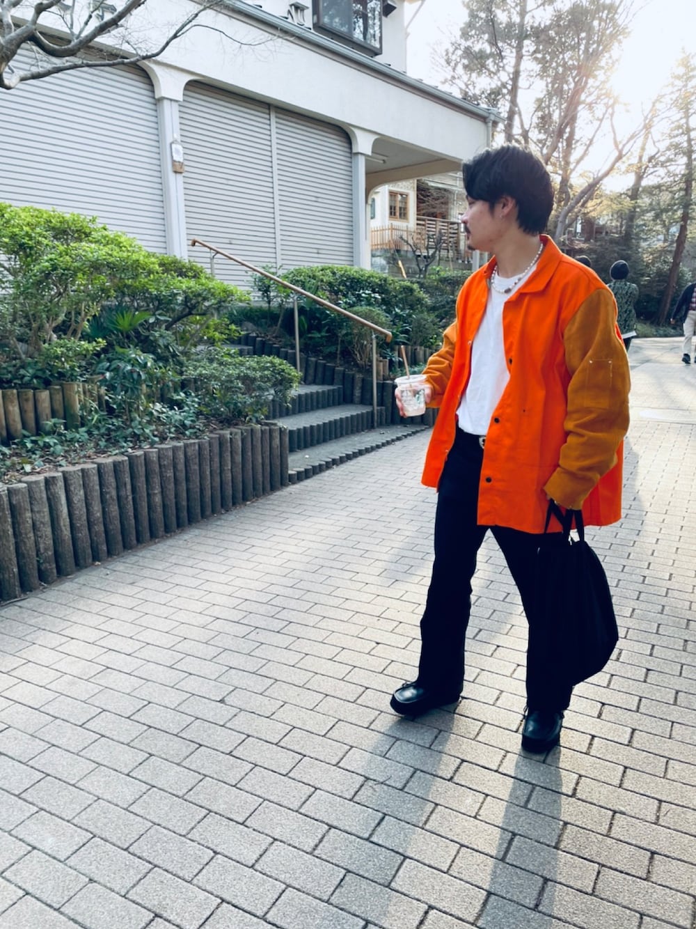 「巾着バッグ、Levi's、春コーデ、ゆるコーデ、休日スタイル、タックイン、古着コーデ」｜「CAREERINGのアイテム（ピアス（両耳用）、シルバー系）」を使った、マーシーさん（メンズ・165cm）の春コーディネートの1枚目の写真