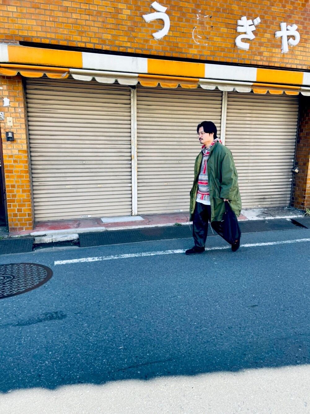 「春コーデ、休日コーデ、カジュアル、休日スタイル、低身長コーデ、ミリタリー、ストリートコーデ、巾着バッグ、モッズコート、フィッシュテール」｜「BLANC..のアイテム（メガネ、ゴールド系）」を使った、マーシーさん（メンズ・165cm）の春コーディネートの1枚目の写真