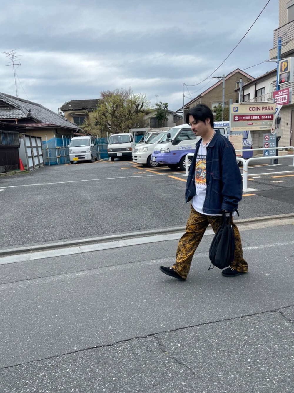 「デニムジャケット、シンプルコーデ、オトナカジュアル、休日スタイル、ビッグシルエット、ワイドパンツ、スニーカー、低身長」｜「Levi'sのアイテム（デニムジャケット、ブルー系）」を使った、マーシーさん（メンズ・165cm）の春コーディネートの1枚目の写真