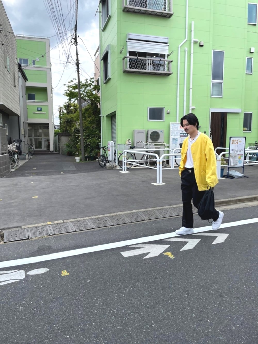 「タックイン、大人カジュアル、スニーカーコーデ、リラックススタイル、夏コーデ、白スニーカー、低身長」｜「urjewelryのアイテム（ネックレス、ホワイト系）」を使った、マーシーさん（メンズ・165cm）の春コーディネートの1枚目の写真