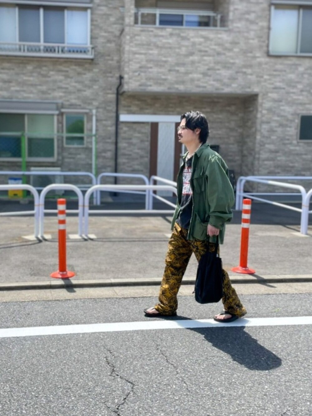 「カジュアル、春コーデ、シンプルコーデ、休日コーデ、ゆるコーデ、大人カジュアル、ラフ、夏、ジャングルファティーグ」｜「SHURONのアイテム（サングラス、ゴールド系）」を使った、マーシーさん（メンズ・165cm）の春コーディネートの1枚目の写真