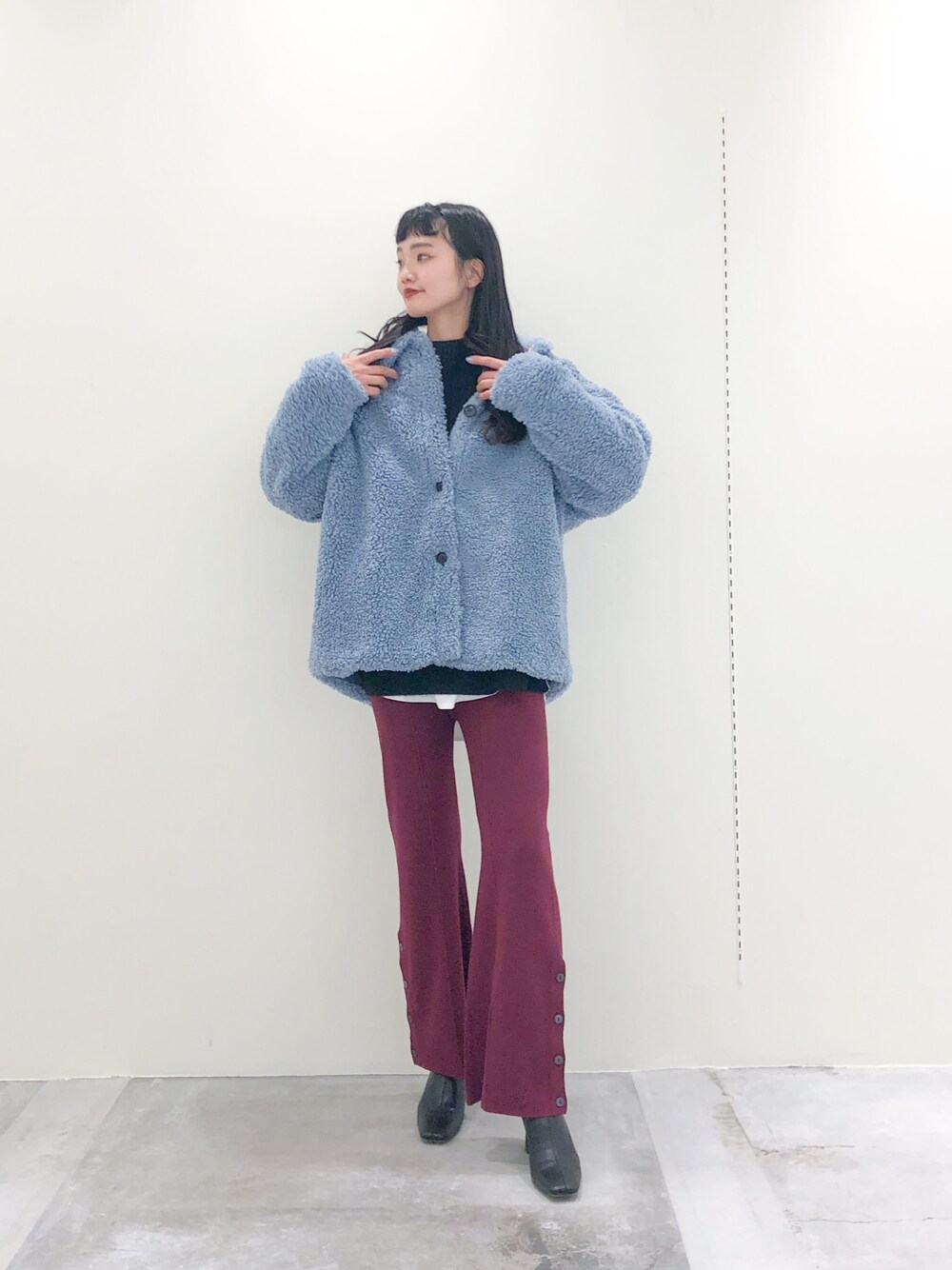 「ジーナシス、JEANASiS、ファーコート、ボアコート、ブルー、ニットパンツ、フレアパンツ、カラーパンツ」｜「JEANASISのファーハーフコート/924335（その他アウター、ブルー系）」を使った、ミチホさん（レディース・171cm）の冬コーディネートの1枚目の写真