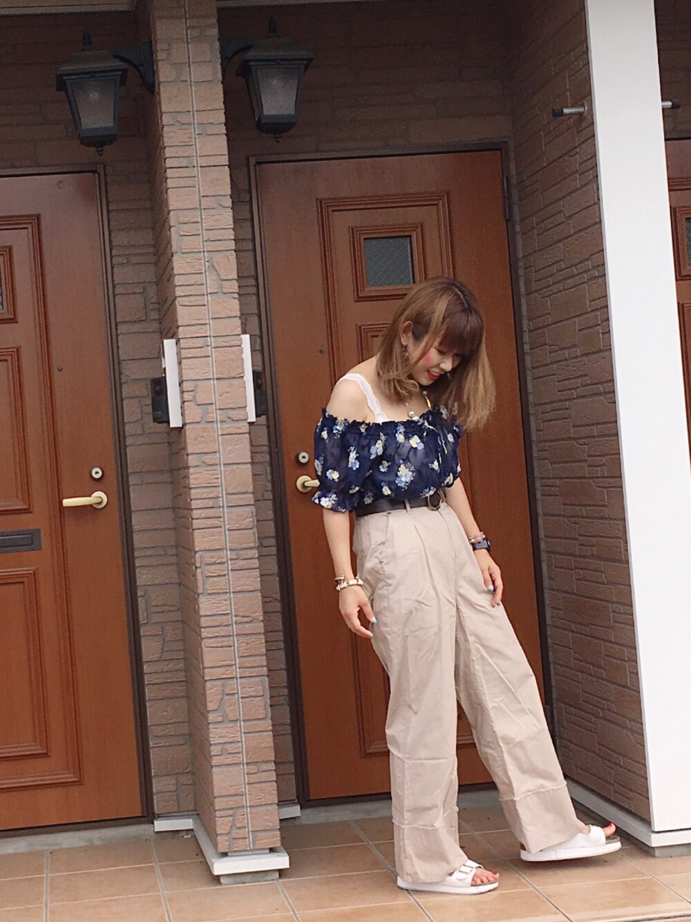 「Heatherのアイテム（シャツ/ブラウス、ブルー系）」を使った、Moe Kawamataさん（レディース・159cm）の夏コーディネートの1枚目の写真