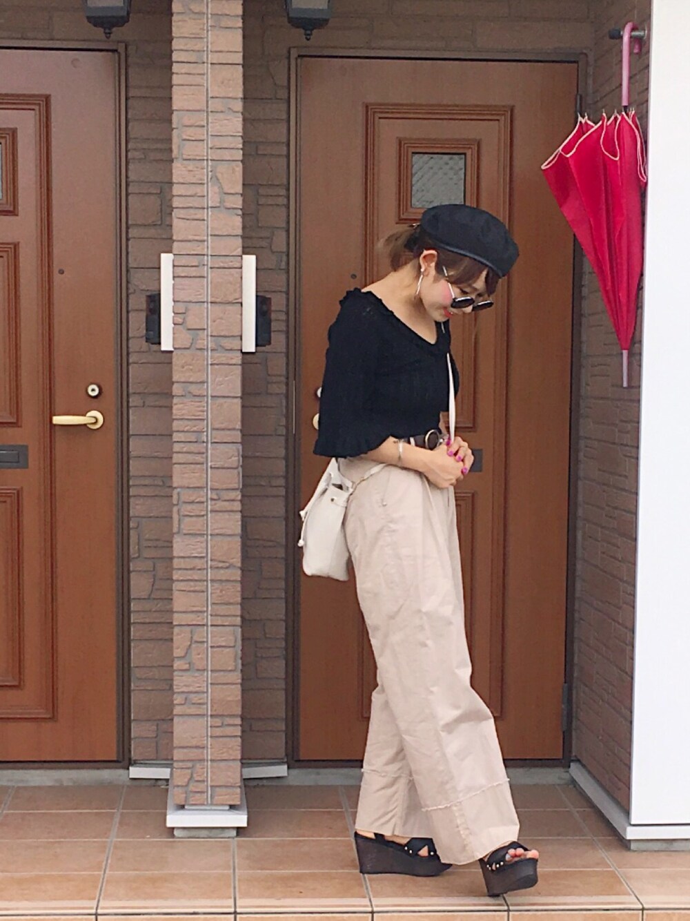 「Heatherのアイテム（ニット/セーター、ブラック系）」を使った、Moe Kawamataさん（レディース・159cm）の夏コーディネートの1枚目の写真