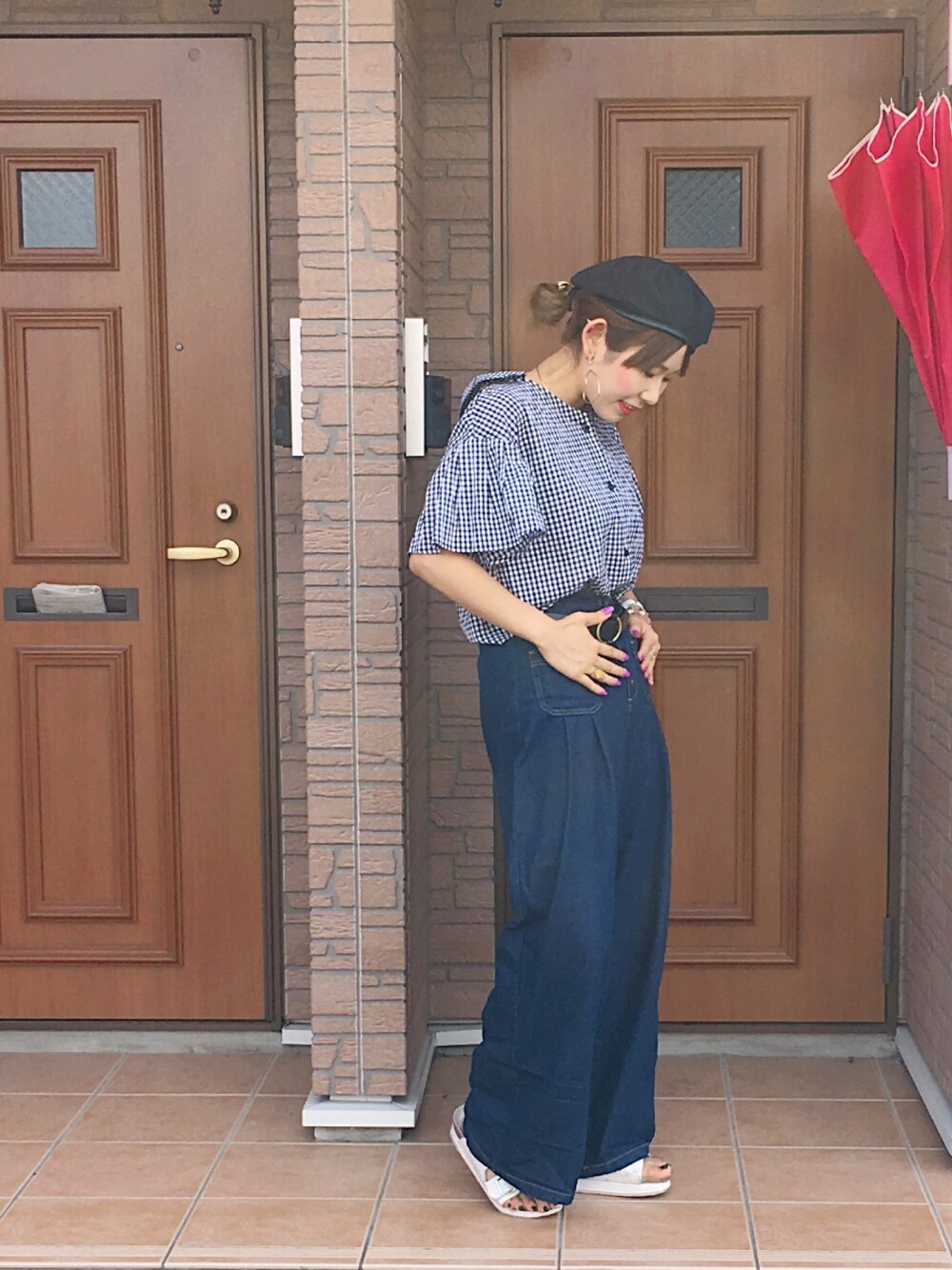 「NiCORONのアイテム（シャツ/ブラウス、ブラック系）」を使った、Moe Kawamataさん（レディース・159cm）の夏コーディネートの1枚目の写真