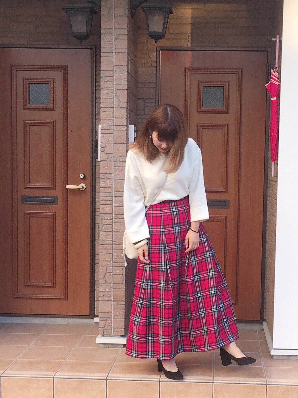 「earth music&ecologyのアイテム（ニット/セーター、ホワイト系）」を使った、Moe Kawamataさん（レディース・159cm）の秋コーディネートの1枚目の写真