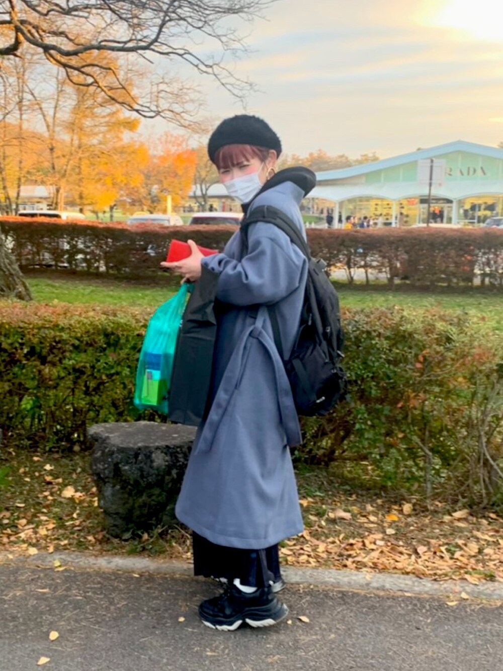 「Green　Parksのアイテム（チェスターコート、ブルー系）」を使った、Moe Kawamataさん（レディース・159cm）の秋コーディネートの1枚目の写真