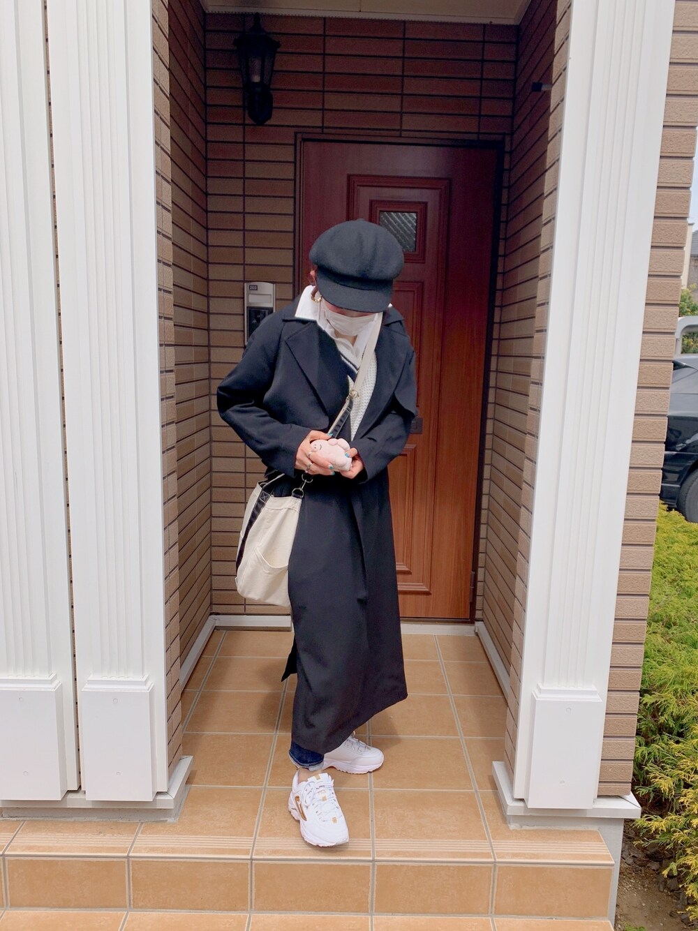 「JEANASISのアイテム（トレンチコート、ブラック系）」を使った、Moe Kawamataさん（レディース・159cm）の春コーディネートの1枚目の写真