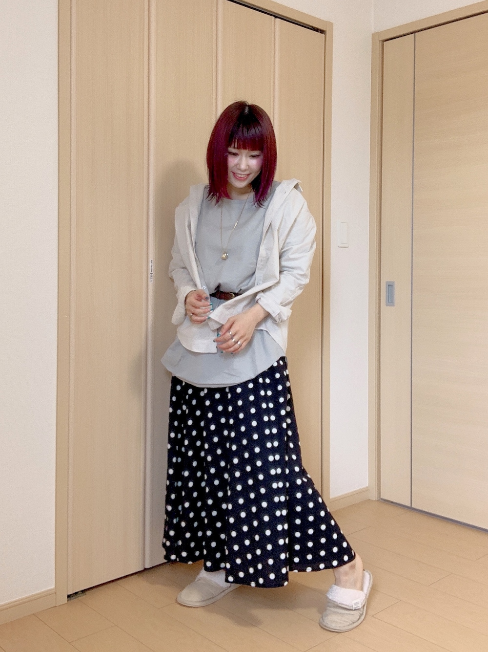 「Furryrateのアイテム（スカート、ブラック系）」を使った、Moe Kawamataさん（レディース・159cm）の春コーディネートの1枚目の写真
