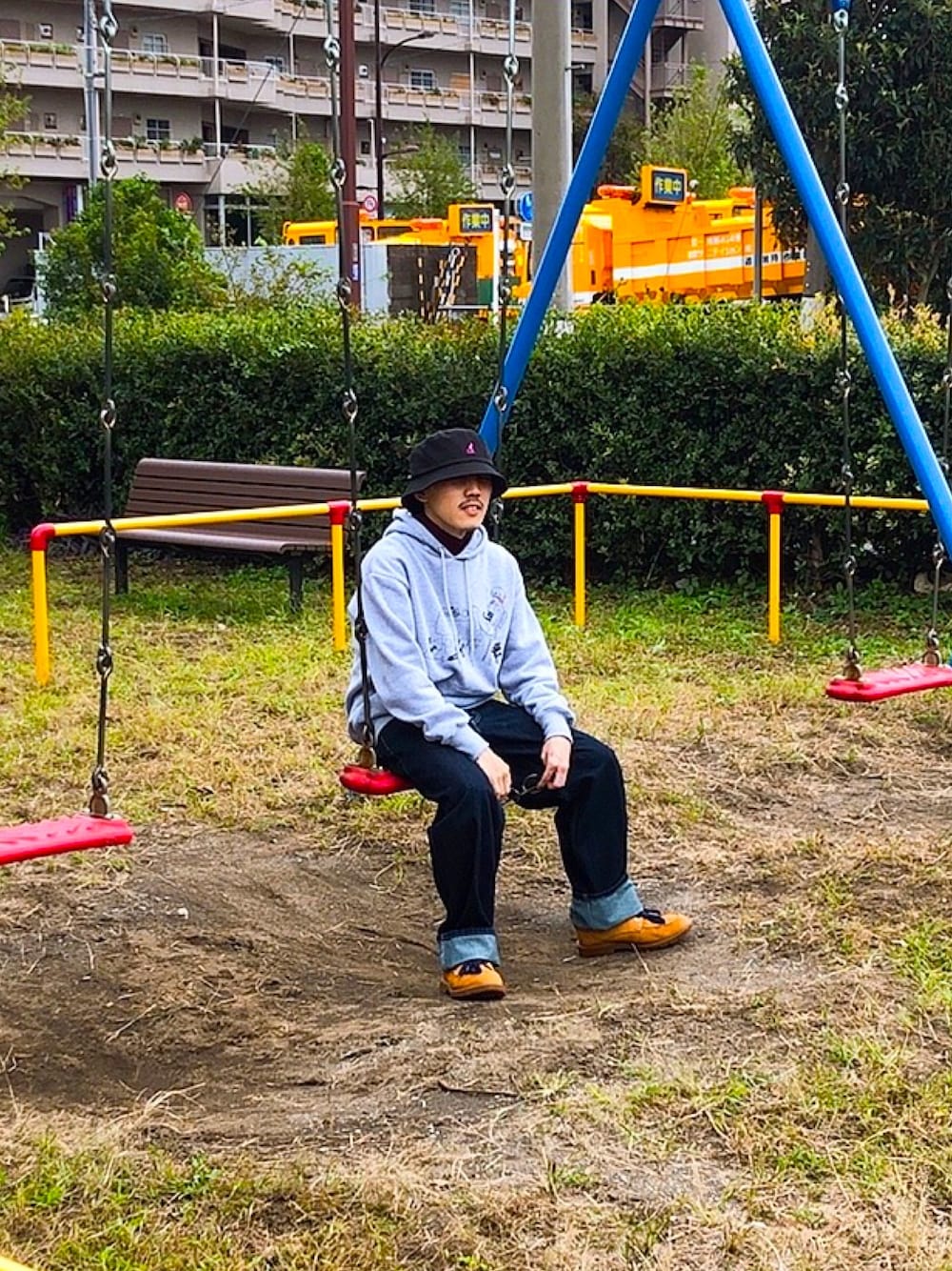 「カジュアル、KANGOL、Levi's、Timberland、バケットハット、灰色、グレー、パーカー グレー、秋コーデ」｜「KANGOLのアイテム（ハット、ブラック系）」を使った、+C Dream fragranceさん（メンズ・165cm）の冬コーディネートの1枚目の写真
