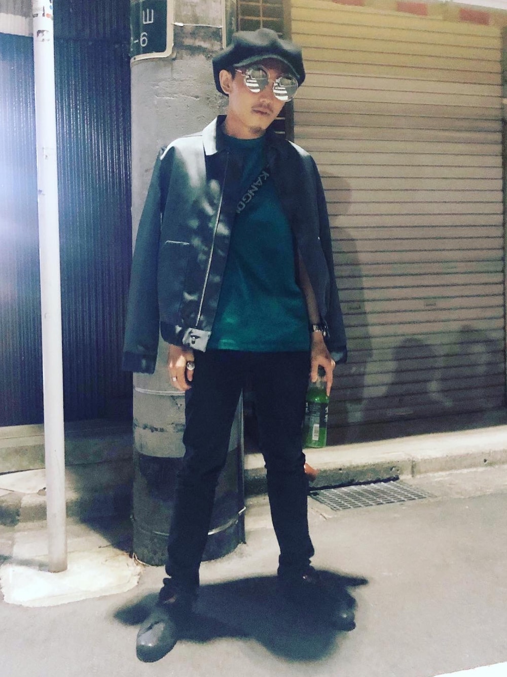 「モード、生茶、KANGOL、CA4LA、H&M、Boss、aroundtheshoes、黒スキニー、黒コーデ」｜「CA4LAのアイテム（キャスケット、ブラック系）」を使った、+C Dream fragranceさん（メンズ・165cm）の冬コーディネートの1枚目の写真