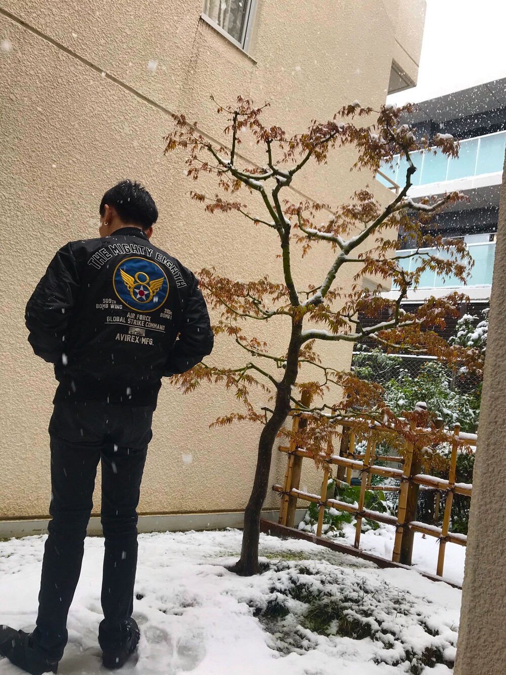 「おしゃれさんと繋がりたい、低身長、いいね、save、フォローお願いします🤑、春、休日コーデ、ブラック、ミリタリー、雪、モード、スキニーデニム」｜「AVIREXのアイテム（MA-1、ブラック系）」を使った、+C Dream fragranceさん（メンズ・165cm）の春コーディネートの1枚目の写真