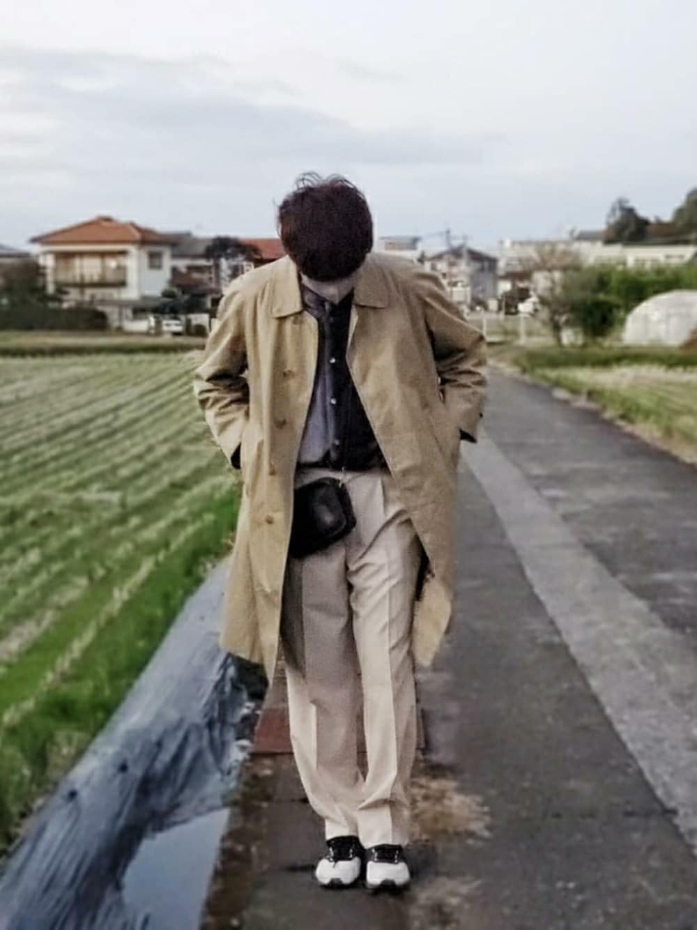 「レザーLOVEスナップ、オールドコーチ、レザー、コート、モノトーン、burberry、古着、スラックス、おしゃれさんと繋がりたい、大人カジュアル」｜「BURBERRYのアイテム（ステンカラーコート、ベージュ系）」を使った、tummyshigeさん（メンズ・176cm）の秋コーディネートの1枚目の写真