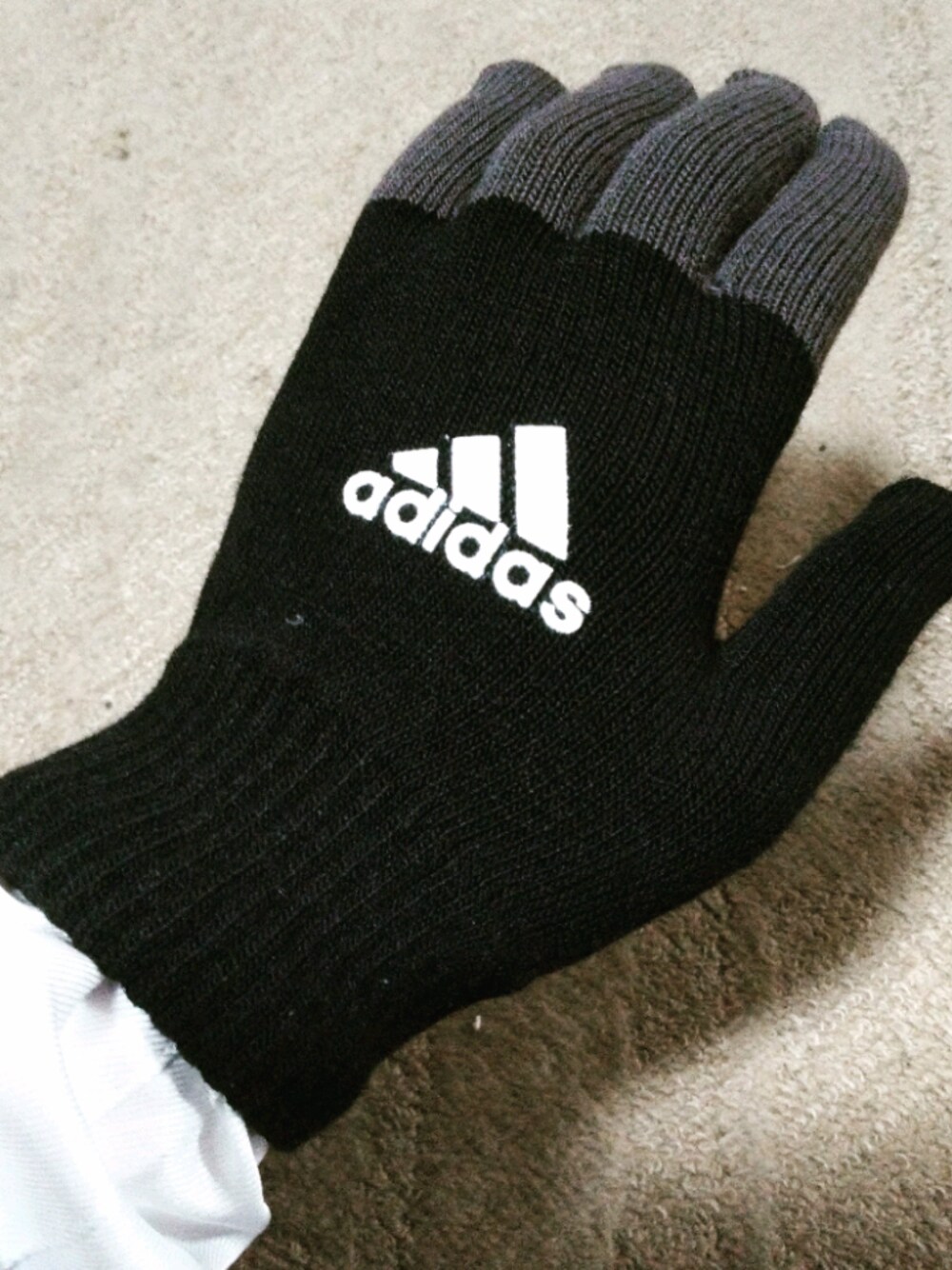 「adidasのアイテム（手袋、ブラック系）」を使った、黒い羊（BlackSheep）さん（メンズ・175cm）の春コーディネートの1枚目の写真