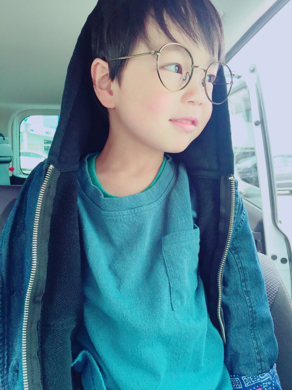 「パーカー、デニムジャケット」｜「BREEZEのアイテム（デニムジャケット、ブルー系）」を使った、KeitoAmuさん（キッズ・110cm）の秋コーディネートの1枚目の写真