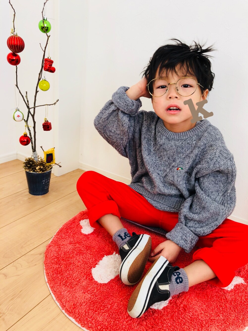 「ニット」｜「Arnold Palmerのアイテム（ニット/セーター、グレー系）」を使った、KeitoAmuさん（キッズ・110cm）の冬コーディネートの1枚目の写真