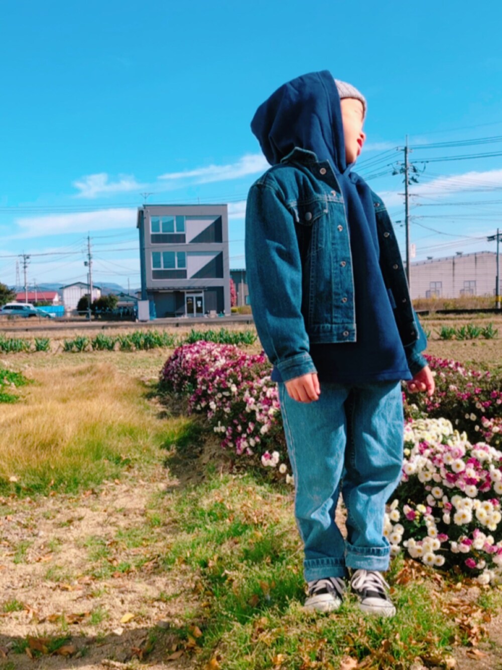 「男の子、デニムオンデニム」｜「GUのアイテム（パーカー、ブルー系）」を使った、KeitoAmuさん（キッズ・110cm）の秋コーディネートの1枚目の写真