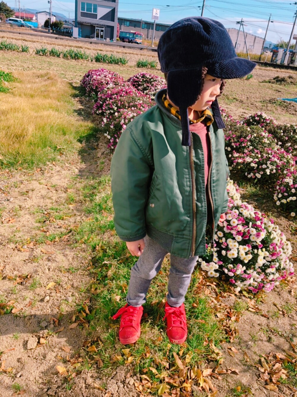 「男の子、MA-1、赤い靴」｜「PUMAのアイテム（スニーカー、レッド系）」を使った、KeitoAmuさん（キッズ・100cm）の秋コーディネートの1枚目の写真