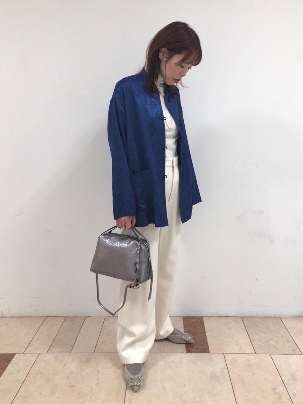 ホワイト系のニット/セーター、ホワイト系のその他パンツ、グレー系のパンプスを着用したレディースの冬コーディネートの1枚目の写真