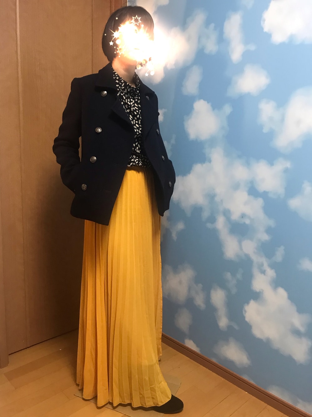 「柄シャツ、イエロー×ブラック、ロングプリーツスカート、Pコート、レオパード」｜「ROPE'のアイテム（ピーコート、ブラック系）」を使った、MAroさん（レディース・164cm）の秋コーディネートの1枚目の写真