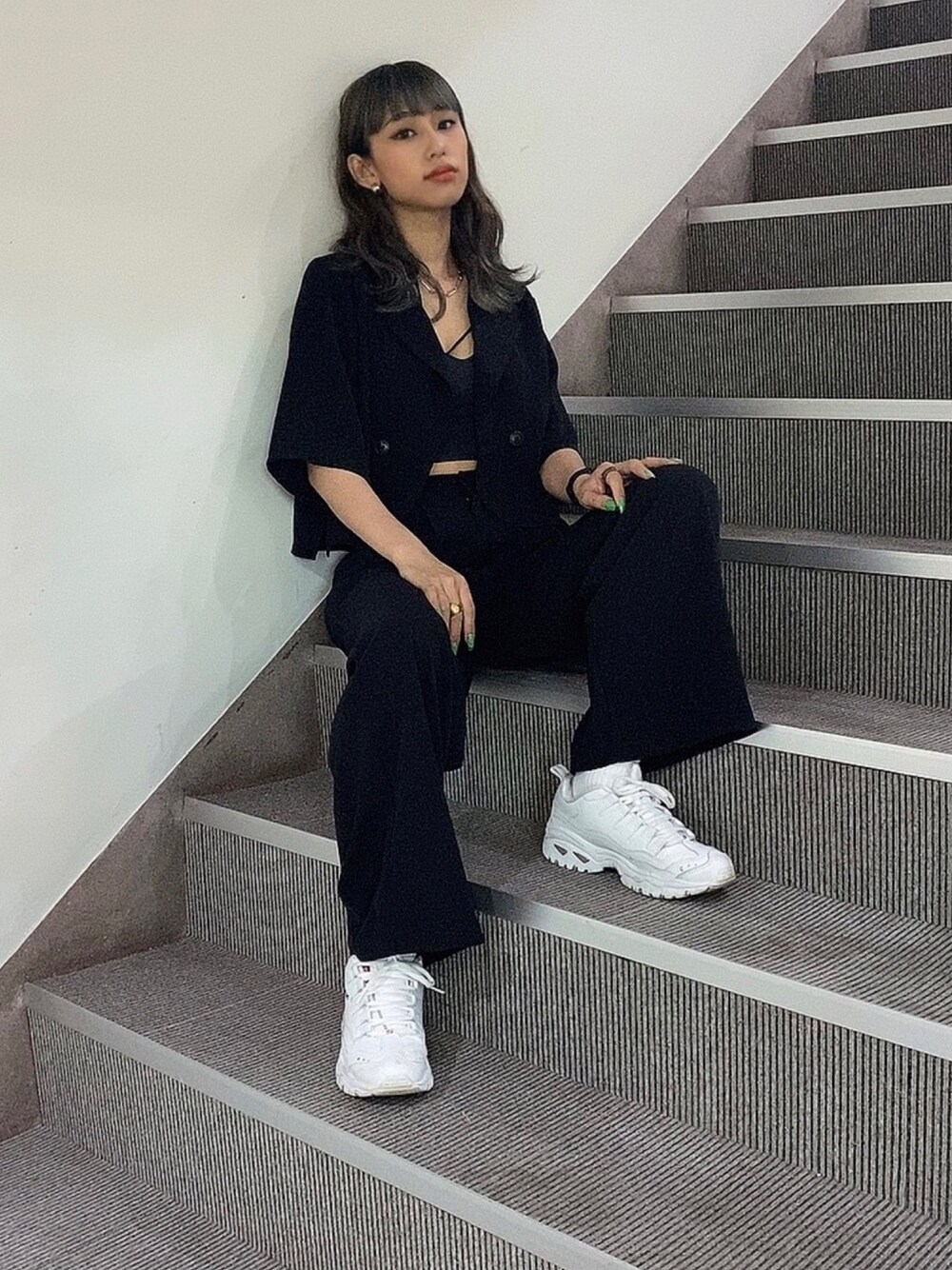 「セットアップ、ハイウエスト、白スニーカー、ブラックコーデ、夏コーデ、モノトーン、Avvenente、ZARA、アベネンテ、シンプルコーデ」｜「Avvenenteの【Avvenente】ハーフスリーブショートシャツ×パンツセットアップ（シャツ/ブラウス、ブラック系）」を使った、はるちょすさん（レディース・163cm）の夏コーディネートの1枚目の写真