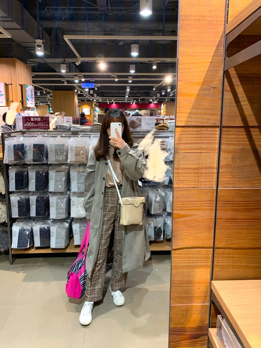 「MANU ATELIERのアイテム（ショルダーバッグ、ベージュ系）」を使った、倪さん（レディース・156cm）の冬コーディネートの1枚目の写真