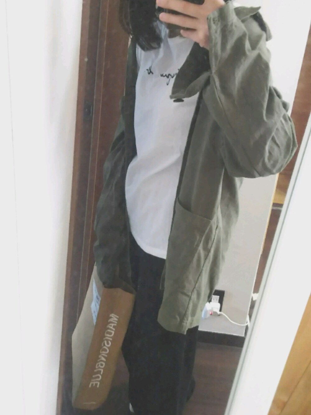 ベージュ系のトートバッグ、ホワイト系のTシャツ/カットソーを着用したレディースの春コーディネートの1枚目の写真