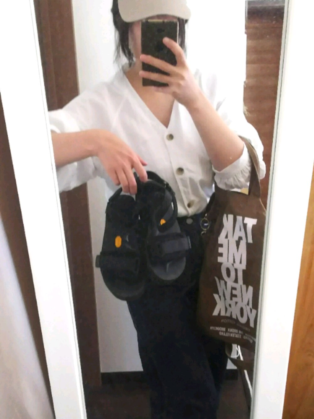 「シンプルコーデ、カジュアルコーデ、オトナカジュアル、オトナ女子、いいね、save、フォローお願いします🤑、相互フォロー、ママコーデ、いいね返し、おしゃれさんと繋がりたい」｜「Deuxieme Classeの・TAKE ME TO NY BAG（トートバッグ、ブラウン系）」を使った、 DETE11 相互フォロー フォロバ中さん（レディース・158cm）の春コーディネートの1枚目の写真