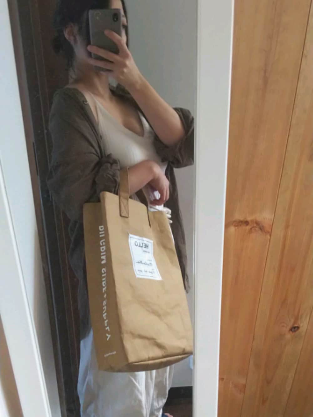 ブラウン系のシャツ/ブラウス、ホワイト系のその他パンツ、ベージュ系のサンダルを着用したレディースの夏コーディネートの1枚目の写真