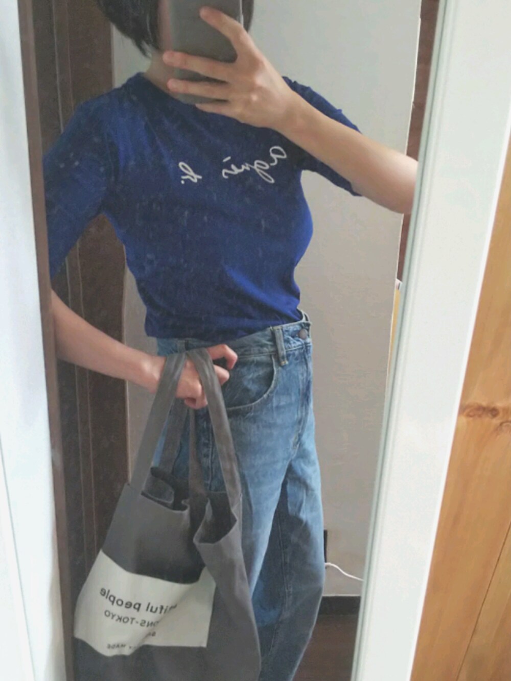 ブルー系のTシャツ/カットソーを着用したレディースの夏コーディネートの1枚目の写真