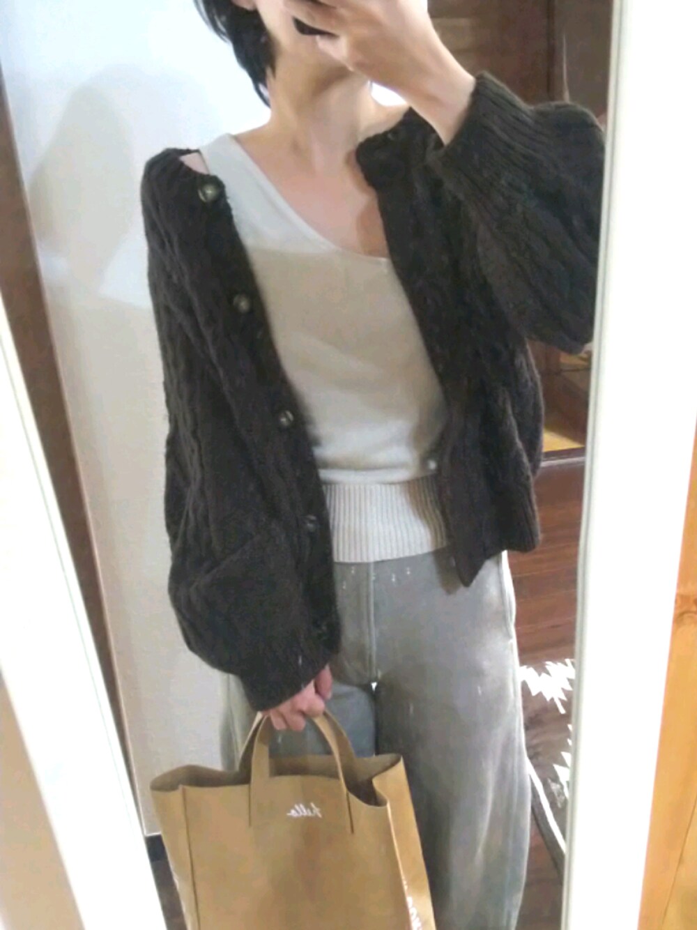 ベージュ系のニット/セーター、ブラウン系のニット/セーター、ベージュ系のその他パンツを着用したレディースの秋コーディネートの1枚目の写真