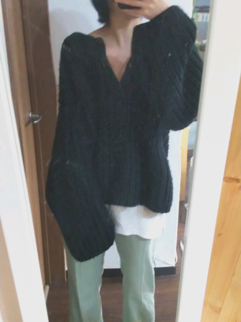 ブラック系のニット/セーター、グリーン系のその他パンツを着用したレディースの冬コーディネートの1枚目の写真