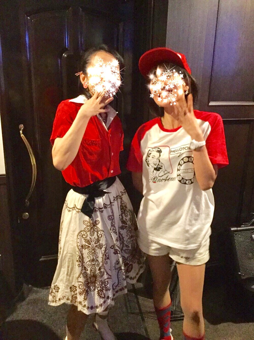 ホワイト系のデニムパンツ、ホワイト系のアナログ腕時計を着用したレディースの夏コーディネートの1枚目の写真