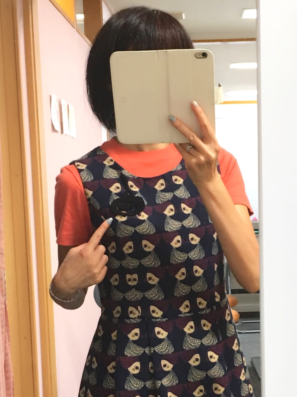 オレンジ系のTシャツ/カットソーを着用したレディースの秋コーディネートの1枚目の写真