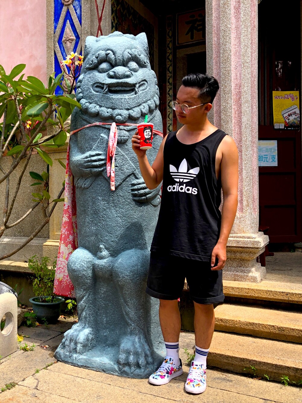 「adidas Originalsのアイテム（シューズ、その他）」を使った、Josh Wangさん（メンズ・170cm）の夏コーディネートの1枚目の写真