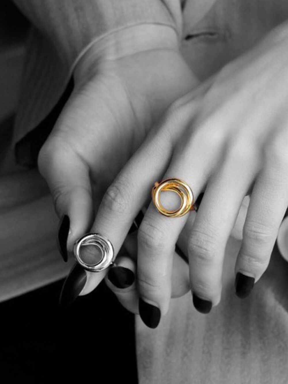 ゴールド系のリングを着用したメンズの冬コーディネートの1枚目の写真