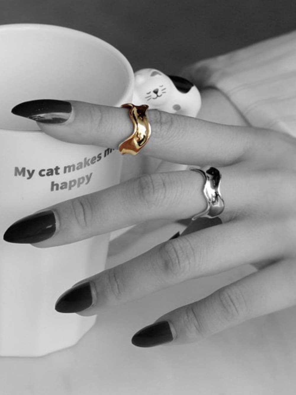 ゴールド系のリングを着用したメンズの冬コーディネートの1枚目の写真