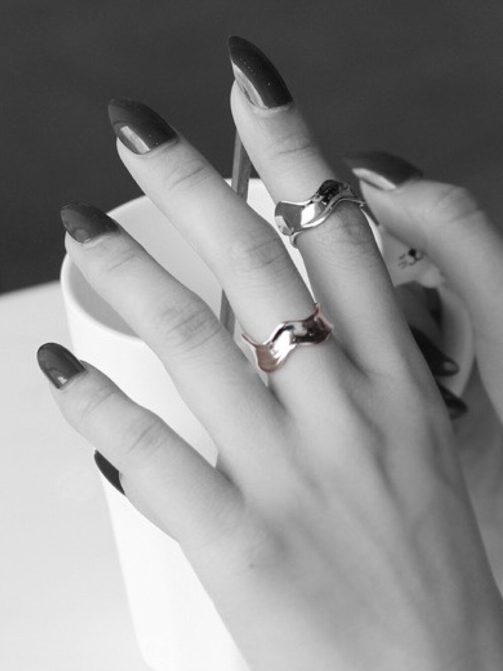 シルバー系のリングを着用したメンズの冬コーディネートの1枚目の写真